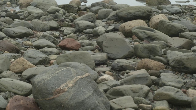 从岸边的岩石到湖泊或海洋。岩石海岸。视频素材