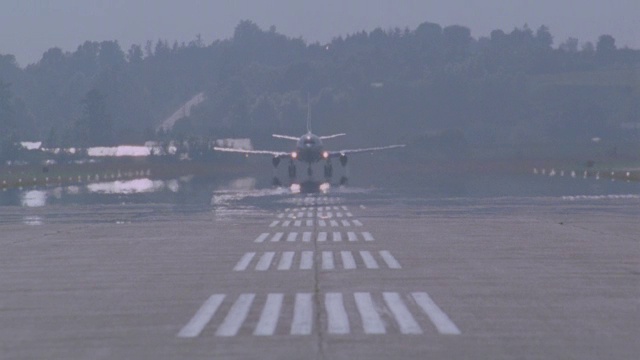 航拍商用飞机或喷气式飞机的空对空跟踪镜头。727，白色和海军蓝，带有红色条纹。飞机直线起飞。看到同一架飞机像遇到麻烦一样不稳定地飞行(r156-2到r158-10比赛)视频素材