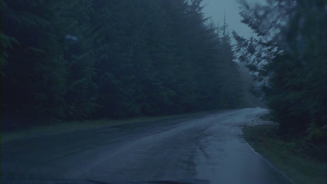 汽车在潮湿的高速公路上行驶时，挡风玻璃刮水器能把雨水清除掉。视频素材