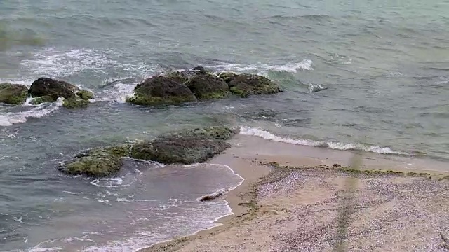 海浪卷起白色沙滩的镜头视频素材