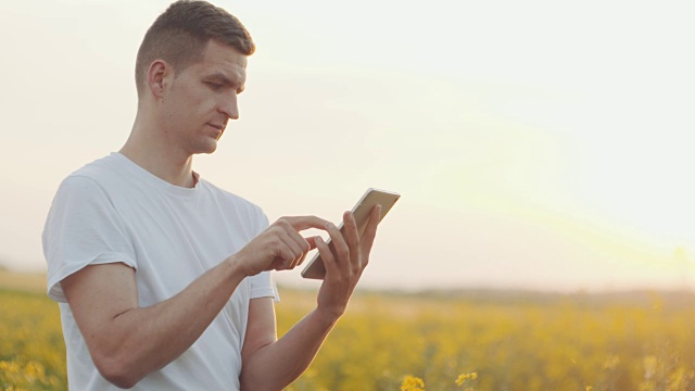 .Agriculture技术。农民在农业领域使用数字平板电脑。视频下载