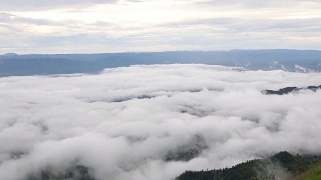 山区自然时间推移的雾云快速运动4k分辨率的视频运动视频素材