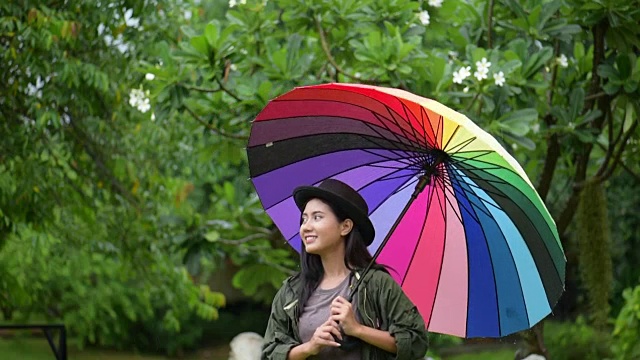 亚洲女人从五颜六色的伞上玩雨滴视频下载