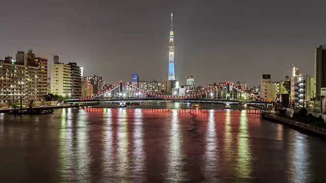 4K时间的东京城市天际线与东京天空树，清洲桥，住田河滨水景观夜间，中央区，东京，日本。视频素材