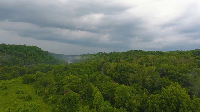 在雷雨中飞过山谷视频素材