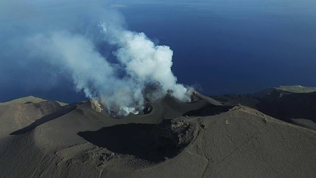 斯特隆博利岛由无人驾驶飞机视频素材