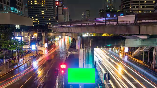 夜景图:曼谷市内交通车辆的绿色屏幕视频素材