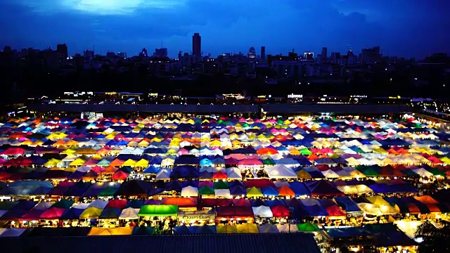 走在泰国曼谷的夜市上视频素材