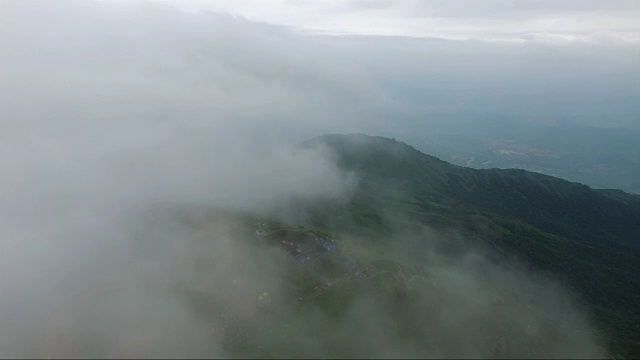 鸟瞰图山上森林覆盖着云视频素材