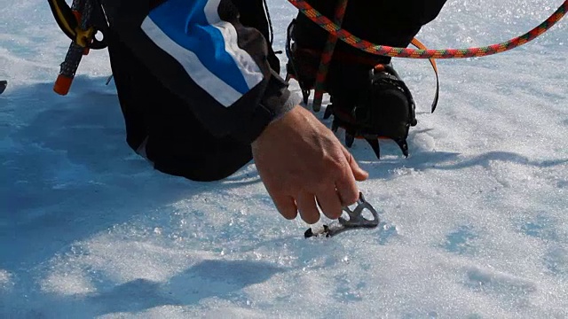 CU将雪锚拧入雪中视频素材