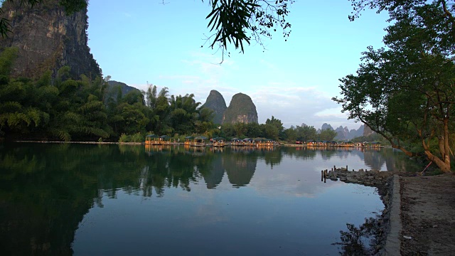 中国广西桂林阳朔遇龙河的日出视频素材