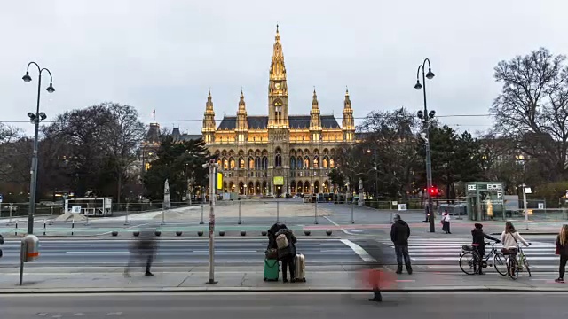 日落时分的维也纳市政厅，时光流逝视频下载