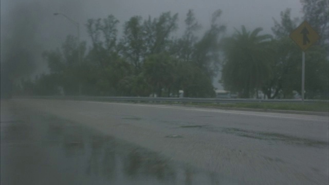 高速公路上的残骸燃烧着，警车继续高速追踪。视频素材