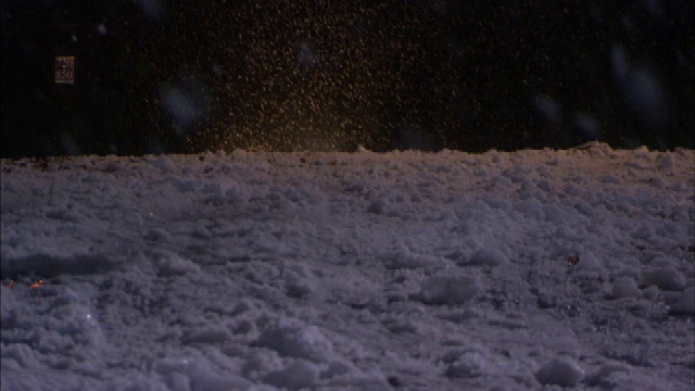 一辆汽车在下雪的路上行驶。视频素材