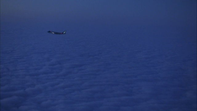 空军一号喷气式飞机在厚厚的云层上空飞行。视频素材