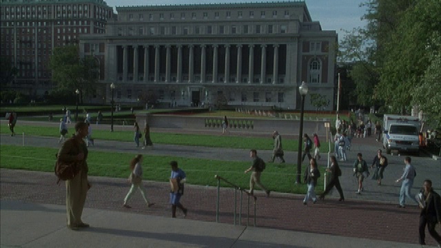 学生们走在纽约市的哥伦比亚大学校园和巴特勒图书馆。视频素材