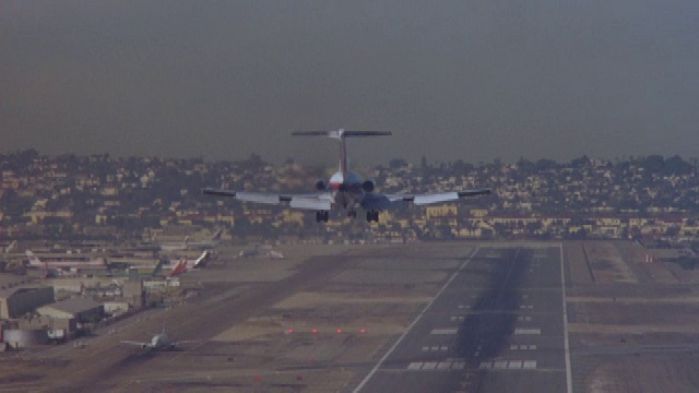 一架联合航空公司的双引擎商业客机降落在圣地亚哥国际机场的跑道上。视频素材