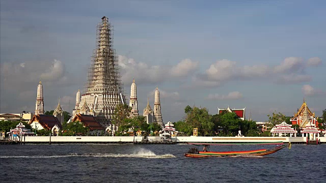 在泰国曼谷，横跨湄南河的阿龙寺正在翻修视频素材