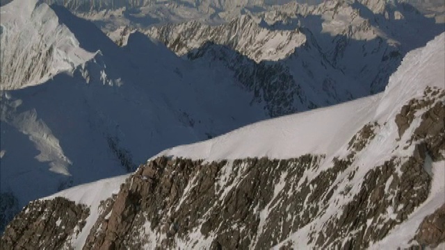 新西兰一座有着大片积雪的山峰被云雾包围。视频素材