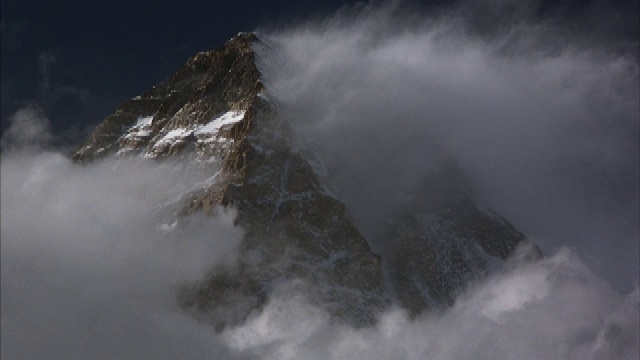 云雾笼罩着白雪皑皑的山峰。视频素材