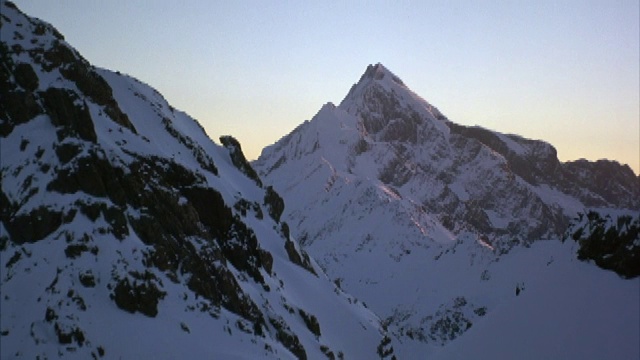 空中的积雪山坡。视频素材