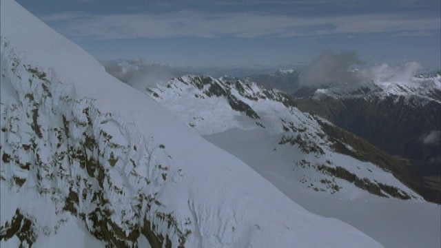 空中陡峭的雪覆盖的山坡。视频素材