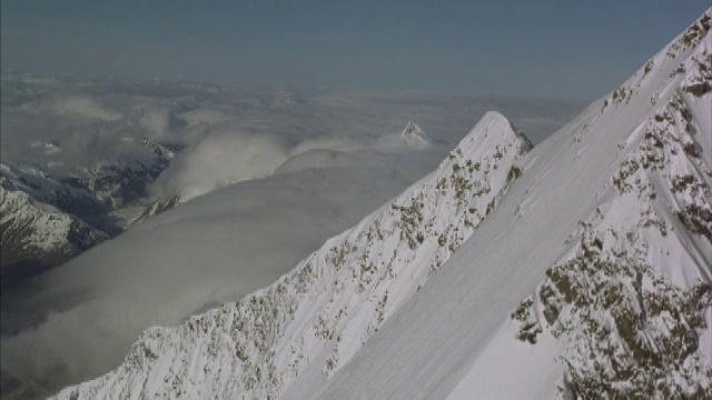 厚厚的积雪覆盖着陡峭的山坡。视频素材