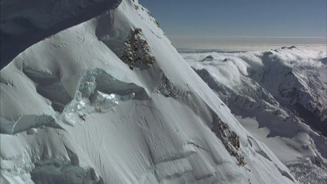 陡峭的雪山边的天线。视频素材