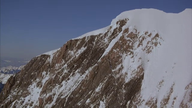 空中飞过积雪的山脊。视频素材