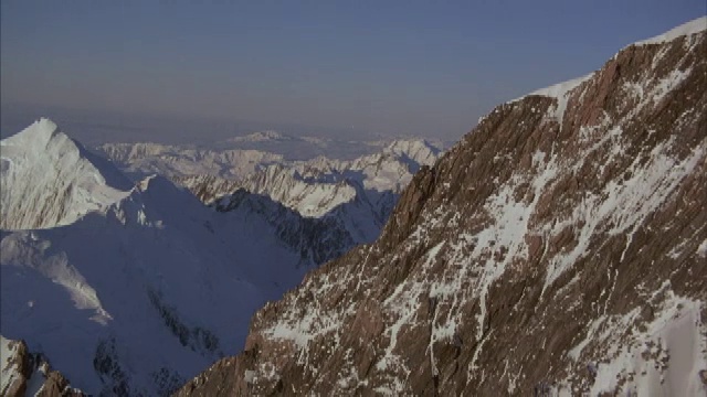 空中飞过雪山的山脊。视频素材