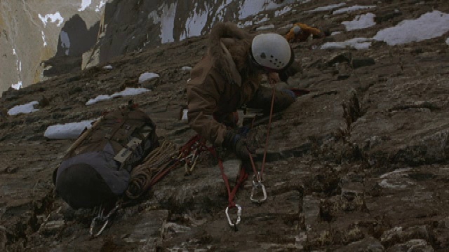 两名登山者准备攀登一个垂直的岩壁。视频素材