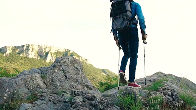 徒步旅行者向上移动视频素材