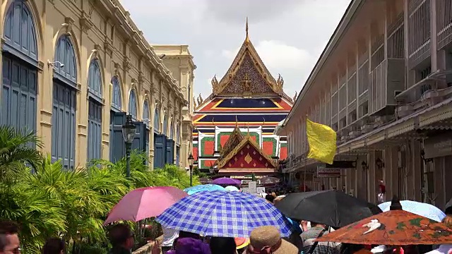 游客涌向泰国曼谷大皇宫的入口视频素材