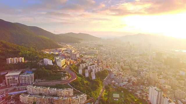 日出时的釜山鸟瞰图视频素材