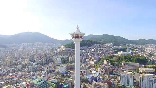 龙独山公园(著名旅游景点)和釜山市鸟瞰图视频素材