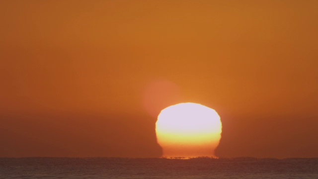 时间流逝:太阳从开阔的海面上的地平线上升起视频素材