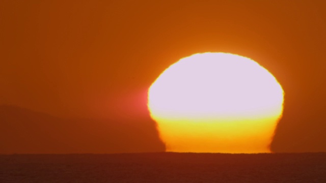 时间流逝，太阳从开阔的海面上的地平线升起视频素材