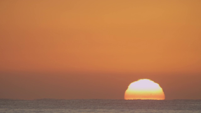 时间流逝:太阳从开阔的海面上的地平线升起视频素材