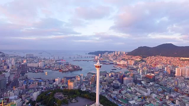 龙独山公园(著名旅游景点)和釜山市日出鸟瞰图视频素材