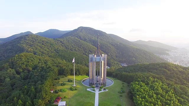 釜山忠洪塔(阵亡英雄纪念碑)鸟瞰图视频素材