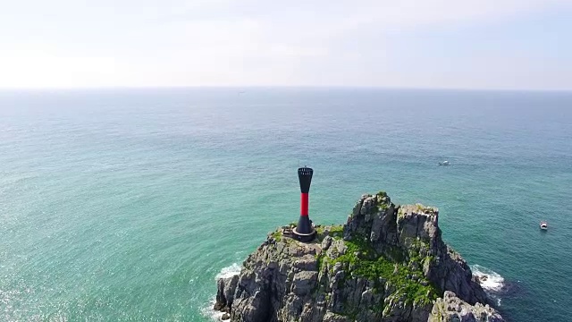 大宗台公园(釜山著名的自然公园)附近岛上的灯塔鸟瞰图视频素材