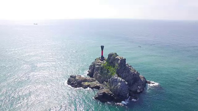 大宗台公园(釜山著名的自然公园)附近岛上的灯塔鸟瞰图视频素材