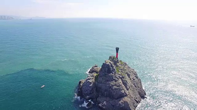 大宗台公园(釜山著名的自然公园)附近岛上的灯塔鸟瞰图视频素材