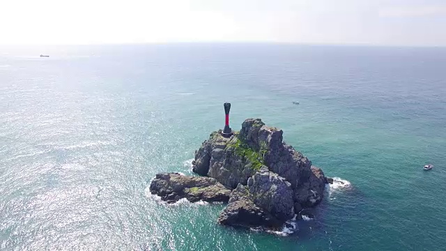 大宗台公园(釜山著名的自然公园)附近岛上的灯塔鸟瞰图视频素材