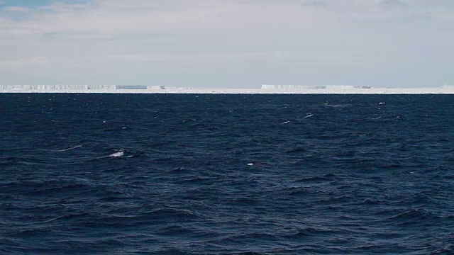 海面广阔，远处有冰架视频素材