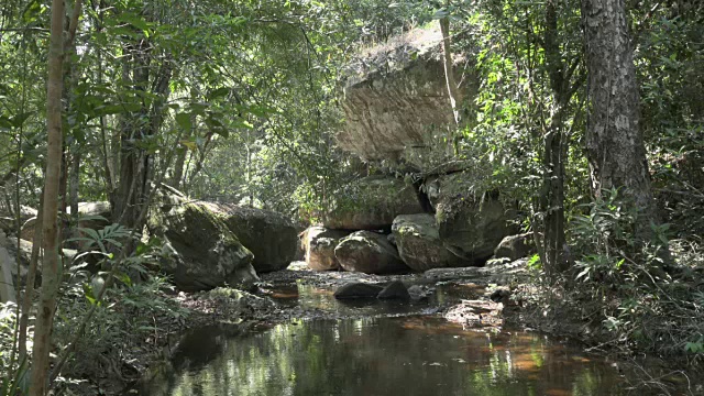 TU /千lingas河中的岩石，Kbal Spean视频素材