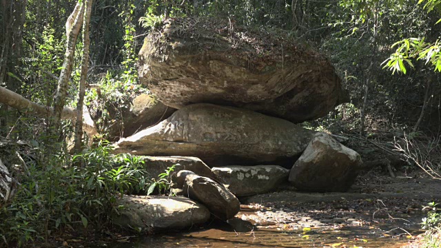 ZO /千lingas河上印度教神的石刻，Kbal Spean视频素材