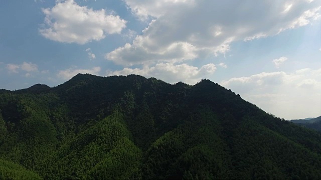 晴天绿山鸟瞰图视频下载