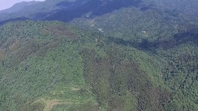 晴天绿山鸟瞰图视频下载