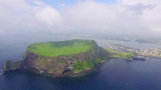 Seongsanilchulbong悬崖鸟瞰图(联合国教科文组织世界遗产)视频素材